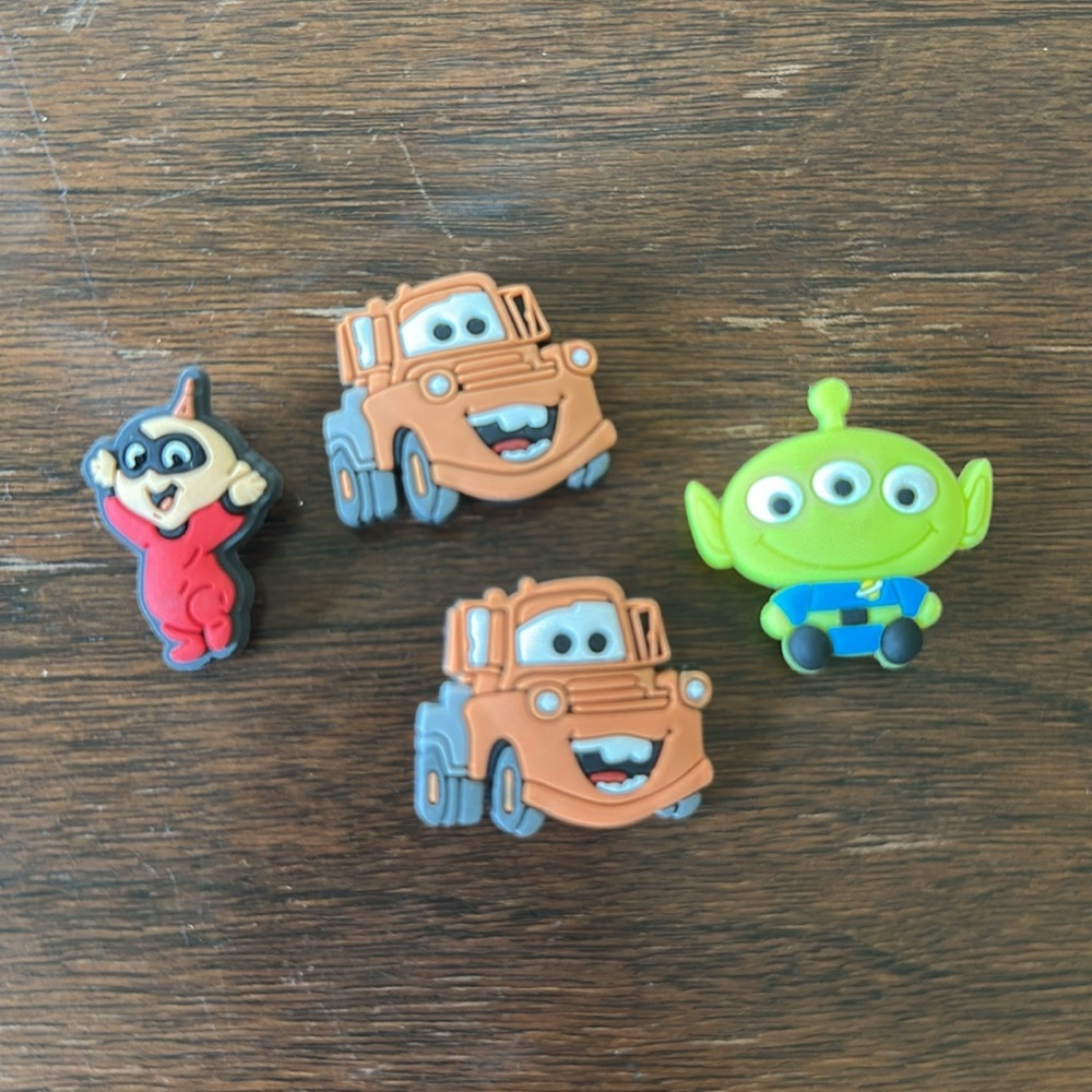 ♾️Disney croc charms. New!!